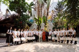 Đoàn thiện nguyện Thiên Khôi Group chụp ảnh cùng Đại diện Chùa Kỳ Quang II