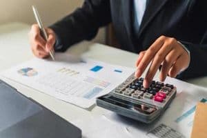 Cùng số tiền vay 2 tỷ, 2 phương thức trả góp cho ra dòng tiền hàng tháng rất khác nhau.