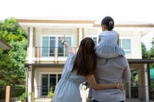 Khách hàng làm thủ tục vay mua nhà trả góp tại MB Bank với sự hỗ trợ từ chuyên viên tín dụng.