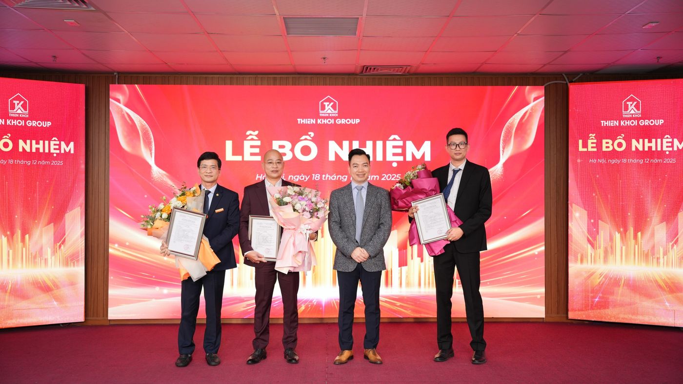 Từ trái qua phải lần lượt là Ông Vũ Mạnh Hiệp - Phó Tổng Giám đốc Thiên Khôi Group phụ trách lĩnh vực xây dựng. Ông Phạm Tiến Đăng - Phó Tổng Giám đốc Thiên Khôi Group. Ông Nguyễn Thành Dũng - Chủ tịch Thiên Khôi Group. Ông Lê Văn Khoa - Giám đốc Đối ngoại - Hợp tác Quốc tế.