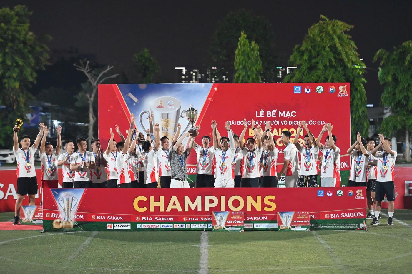 Chủ tịch Nguyễn Thành Dũng cùng  tập thể Thiên Khôi FC nâng cao chiếc cúp vô địch HPL-S12