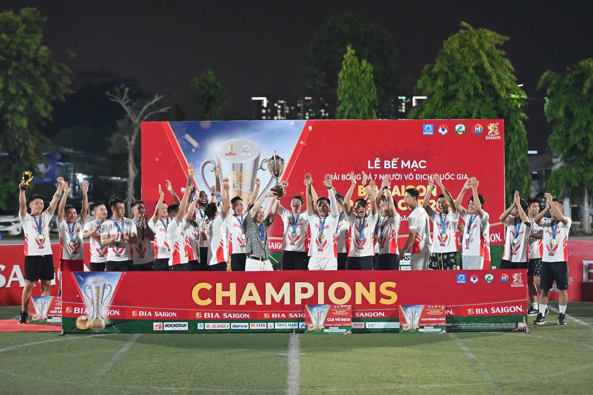 Chu-tich-tap-the-TKFC-nang-cao-chiec-cup-vo-dich.jpg