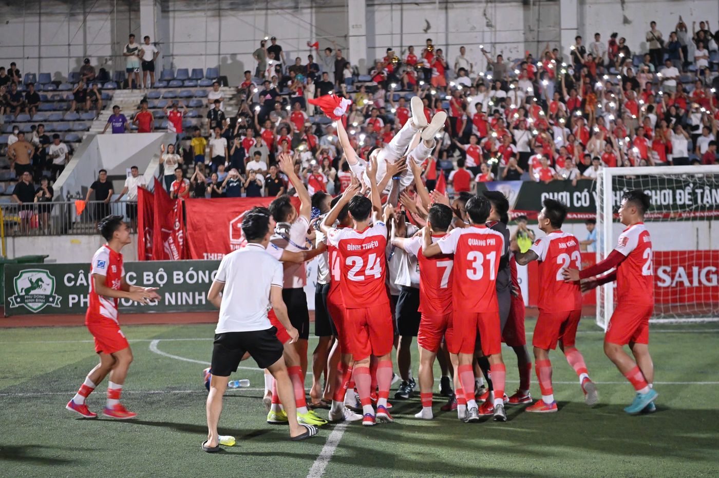 Các cầu thủ Thiên Khôi FC tri ân Chủ tịch Nguyễn Thành Dũng