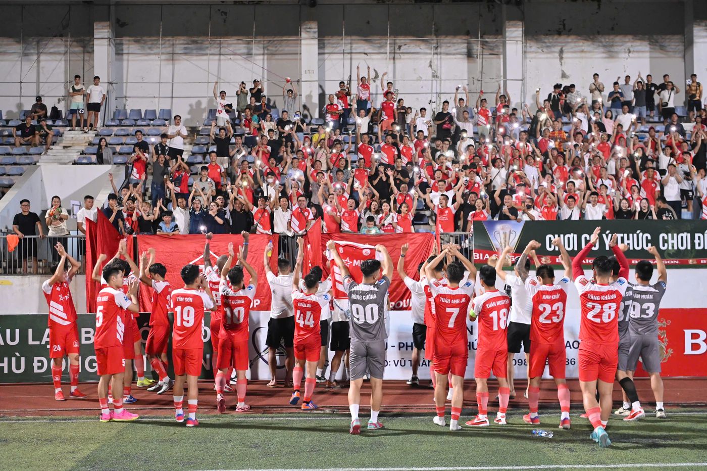Các cầu thủ Thiên Khôi FC ăn mừng chiến thắng cùng người hâm mộ