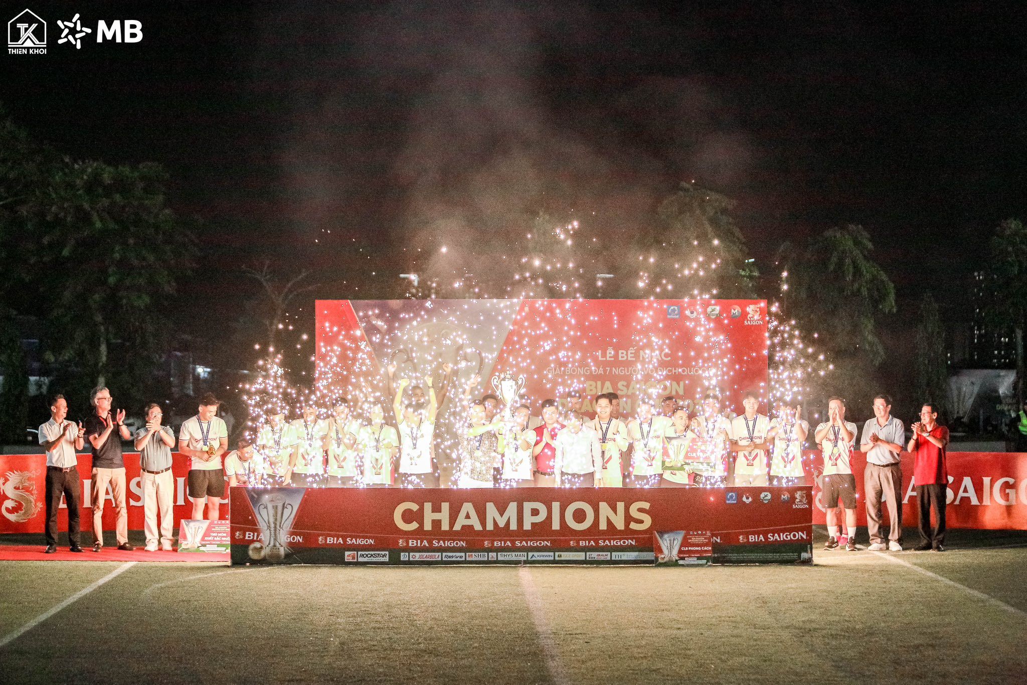 TKFC-nang-cup-vo-dich.jpg