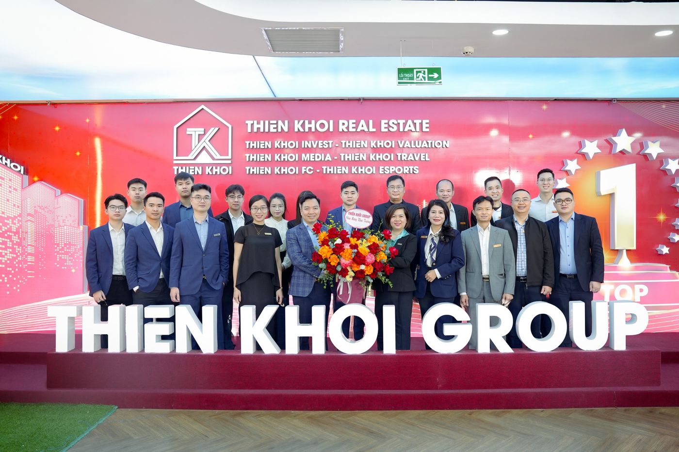 Chủ tịch Nguyễn Thành Dũng tặng hoa chúc mừng tại Lễ ký kết hợp tác chiến lược giữa Thiên Khôi Group và Ngân hàng TMCP Quân đội (MBBank)