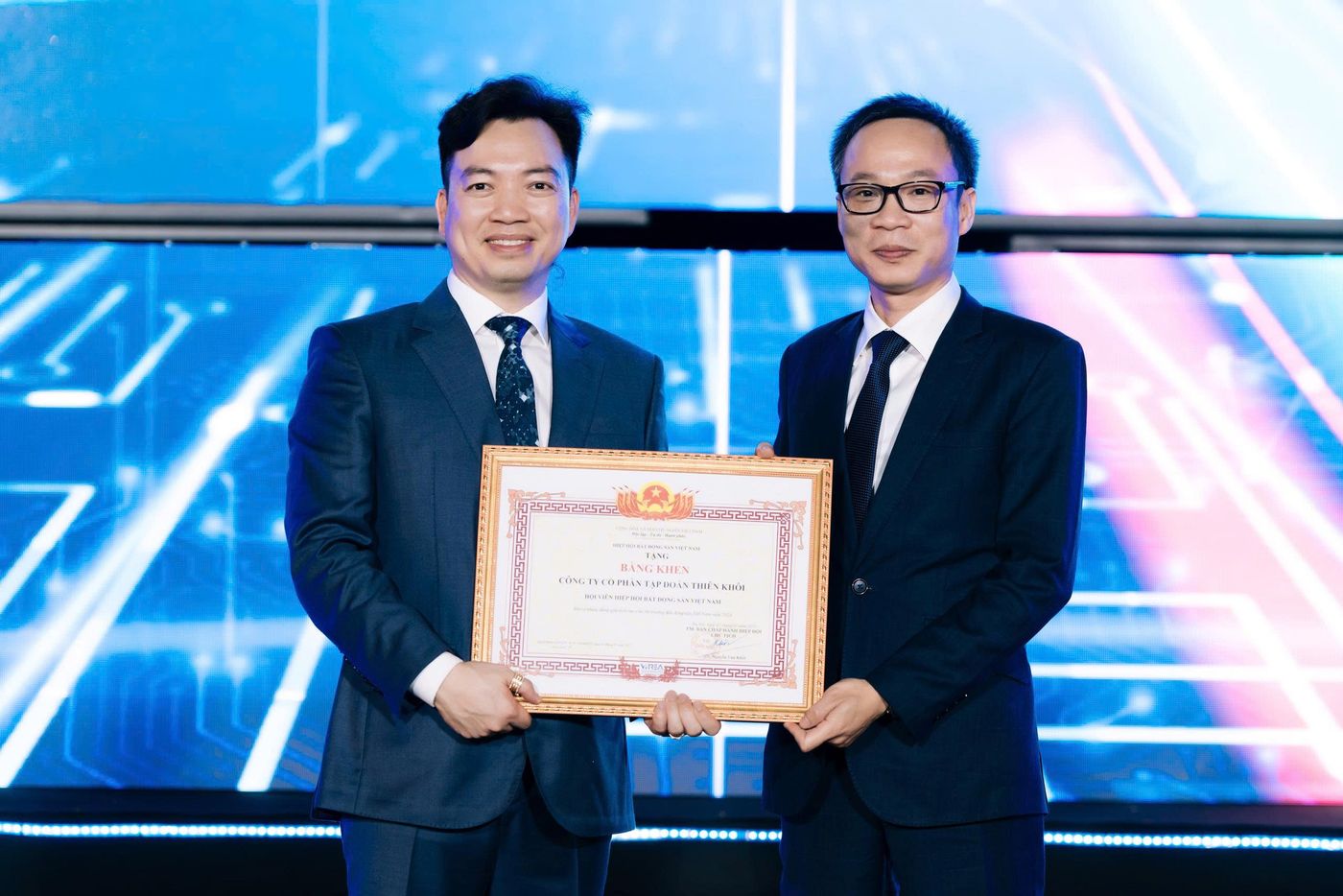 Chủ tịch Nguyễn Thành Dũng nhận bằng khen từ Hiệp hội Bất động sản Việt Nam