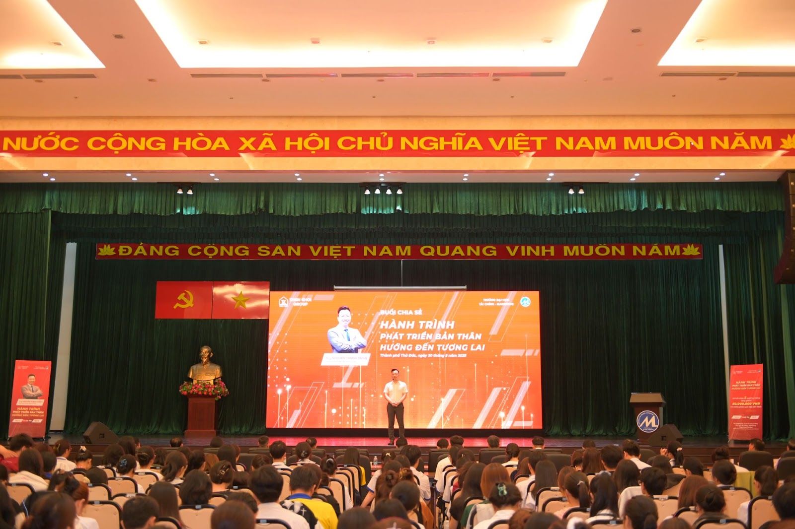 Toa-dam-hanh-trinh-phat-trien-ban-than-huong-den-tuong-lai.jpg