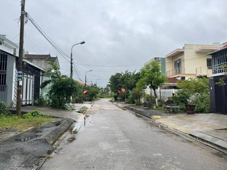 Nhà ở vị trí xa trung tâm nằm trong khu dân cư lâu năm