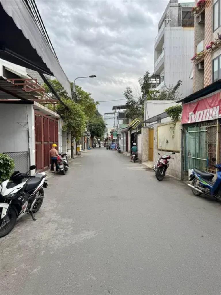 Nhà nằm trong khu dân cư lâu năm, phù hợp ở thực
