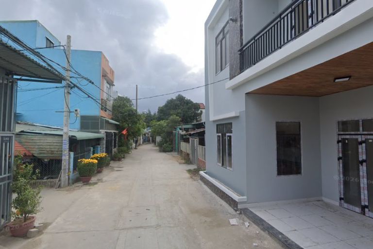 Nhà hẻm khu dân cư đông đúc và ổn định