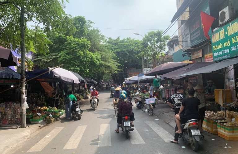 ban-nha-mat-cho-dong-xa-mai-dich.jpg