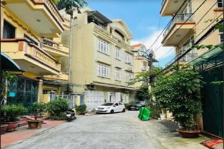 Nhà ngõ trong nọi khu rộng ô tô đi vào được thuận tiện