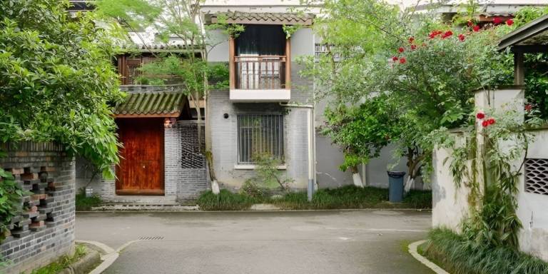 Tránh đường đâm thẳng vào cửa chính hoặc góc nhọn chiếu vào