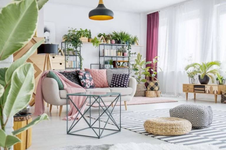 Có thể bố trí cây xanh hoặc thảm để làm dịu lường khí vào nhà