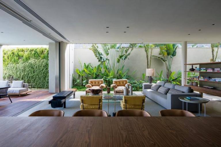 Phòng khách mở, nhiều cây xanh, không khí hài hòa