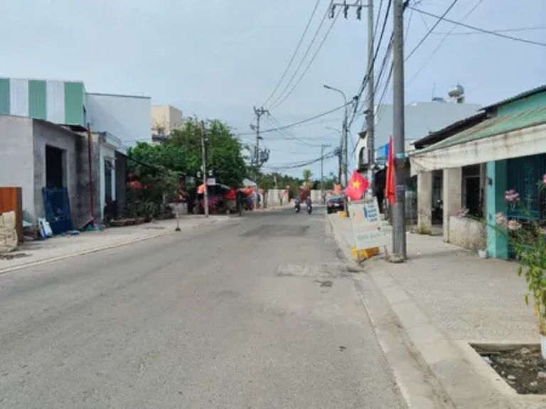 Nhà mặt tiền đường Nam Cao, vị trí thuận tiện kinh doanh và sinh hoạt hằng ngày