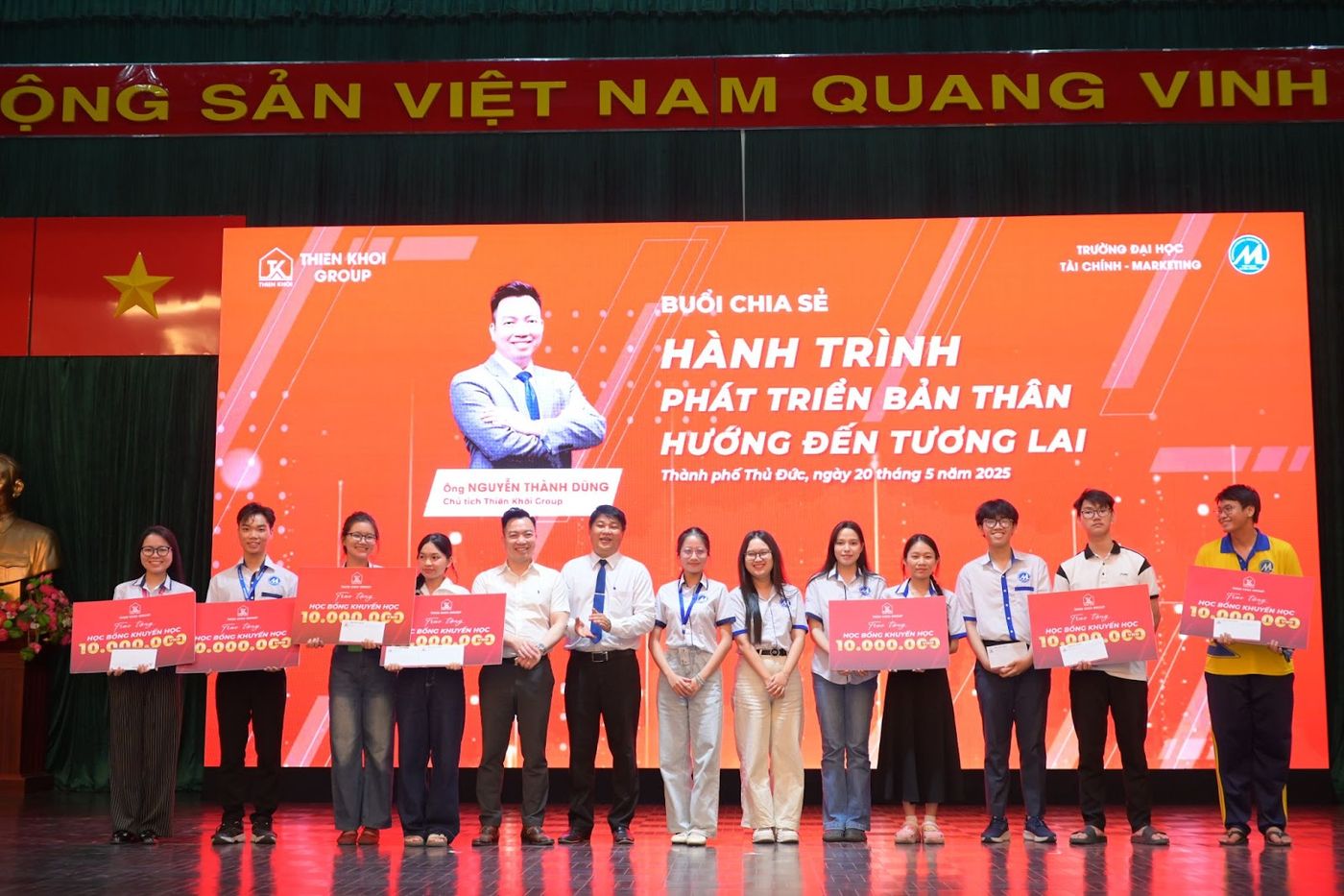 Ông Nguyễn Thành Dũng - Chủ tịch HĐQT, Tổng Giám đốc Thiên Khôi Group trao tặng học bổng cho các bạn sinh viên trường Trường Đại học Tài chính – Marketing (UFM)