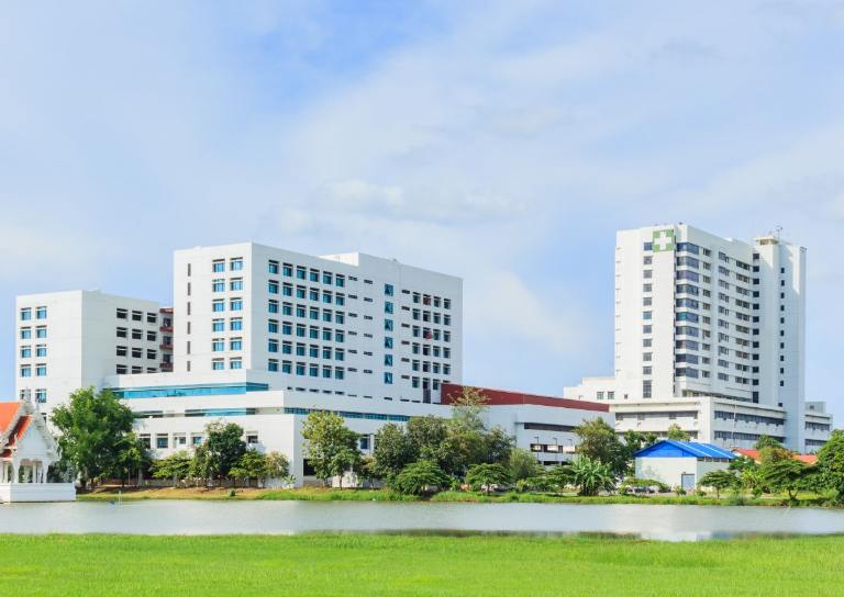 Có nên mua nhà gần bệnh viện không