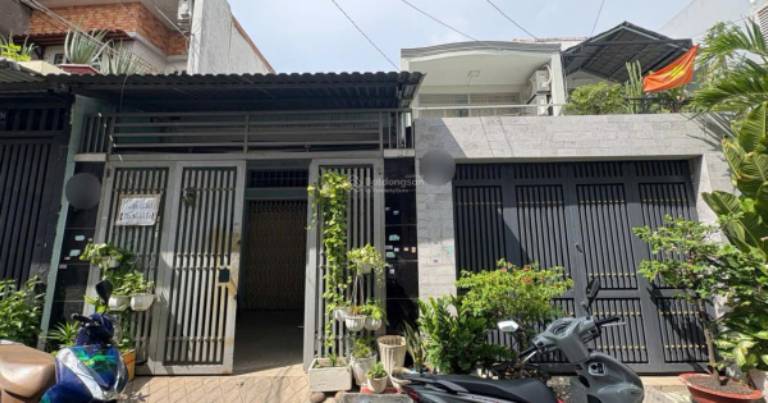 Nhà cấp 4 xa trung tâm gần các làng và hẻm nhỏ