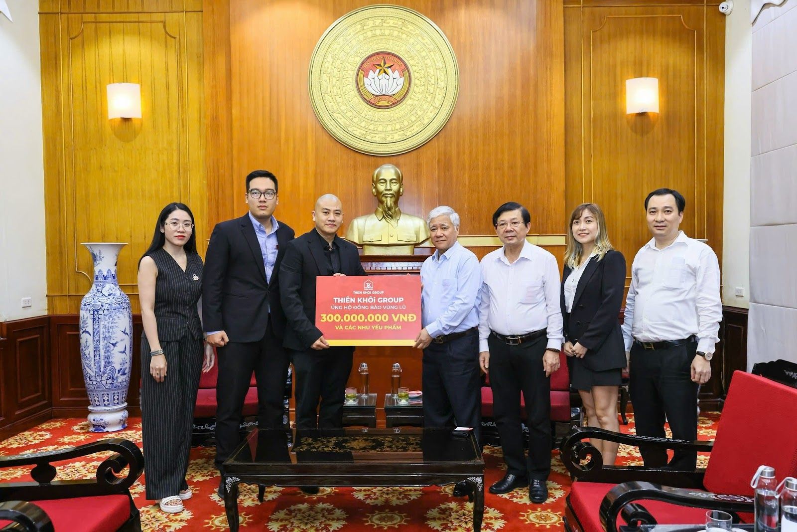 dai-dien-thien-khoi-group-trao-tang-tien.jpg