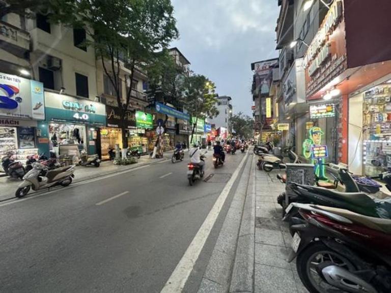 Đoạn nhà mặt phố nhộn nhịp với nhiều cửa hàng tiện ích