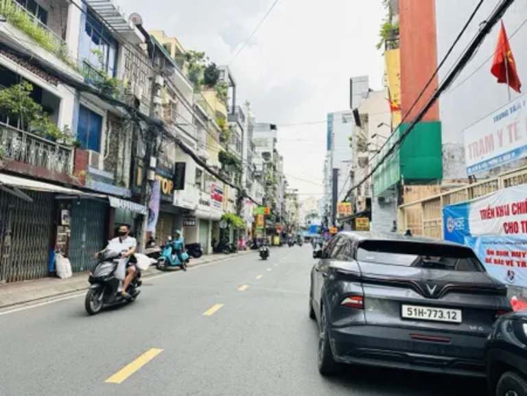 Đoạn phố thương mại sầm uất tiện ích đa dạng