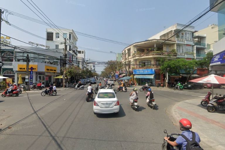Trục đường có mặt độ nhà kinh doanh dày đặc và sầm uất