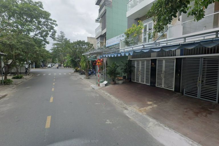 Mặt tiền nhà rộng rãi trên đường Lý Triệt, giao thông thuận tiện