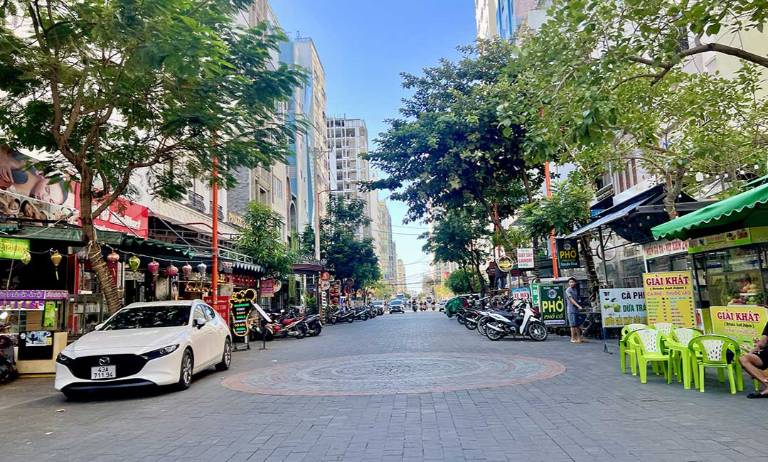 Đoạn đường Bạch Đằng kinh doanh sầm uất