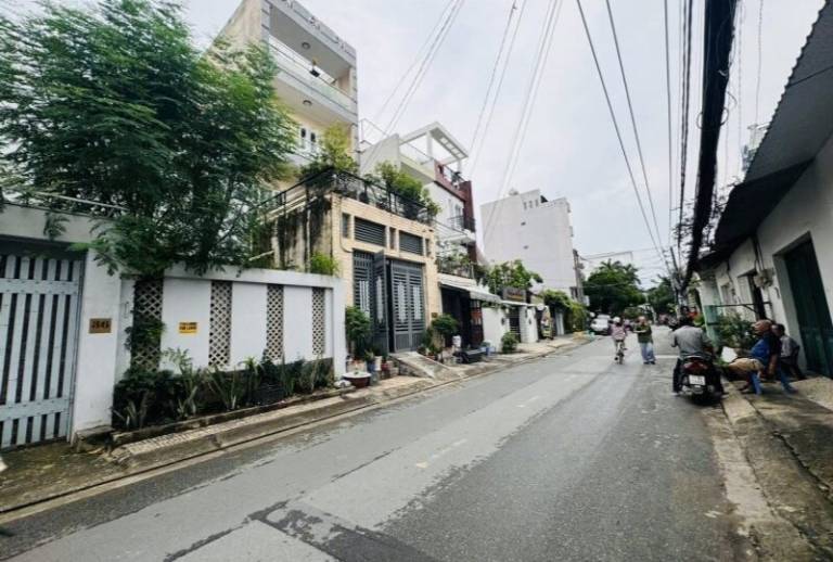 Nhà trong khu dân cư yên tĩnh lâu đời, có đủ tiện ích sinh hoạt