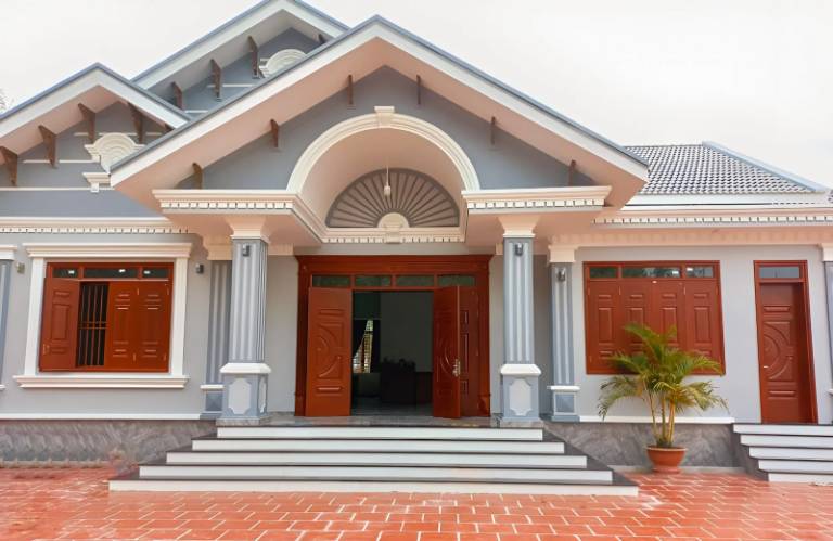 Dùng la ban đo theo hướng cửa chính của căn nhà mình muốn chọn