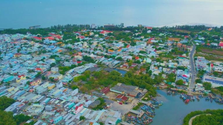 Huyện được định hướng phát triển thành đô thị sinh thái nghỉ dưỡng