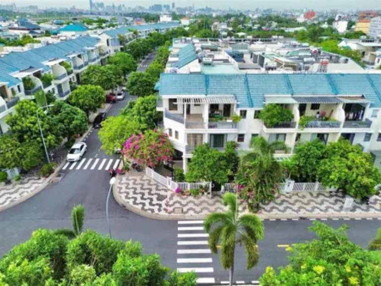 Khu nhà liền kề ngay mặt phố thương mại 