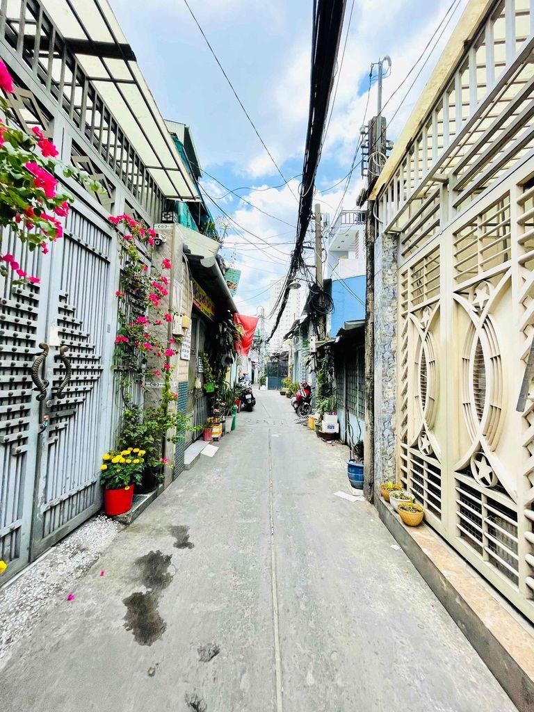 Khu nhà trong hẻm nhỏ gần nhiều tiện ích tại quận 6