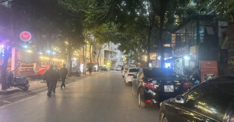 Đoạn phố Phan Kế Bính Ba Đình sầm uất