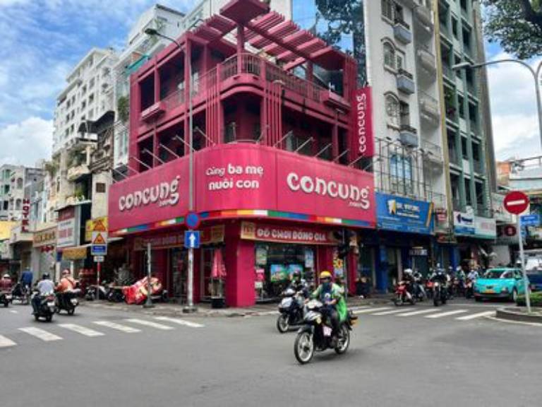 Khu vực trung tâm phường sầm uất nhiều trung tâm thương mại dịch vụ