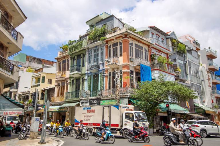 Khu vực dặc trưng với dãy nhà liền kề mang dấu ấn kiến trúc xưa