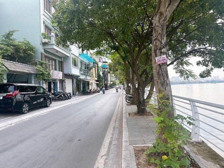 Nhà mặt phố Nguyễn Đình Thi với tầm nhìn ra hồ, vỉa hè rộng