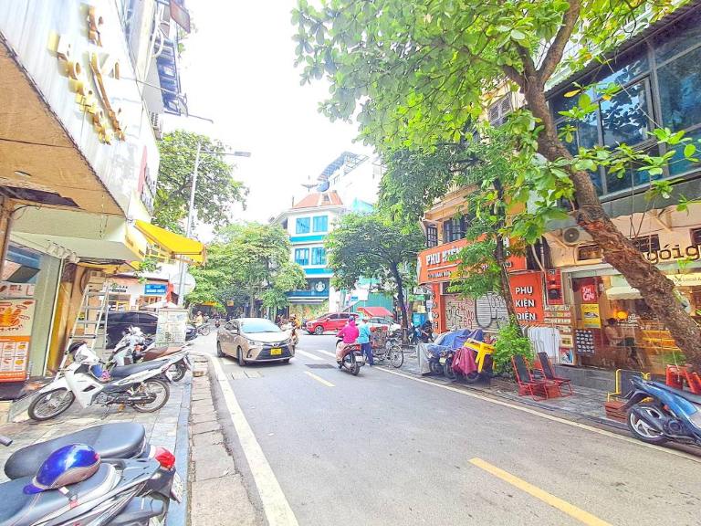 Nhà mặt phố tại Hàng Nón, Hoàn Kiếm kinh doanh sôi nổi