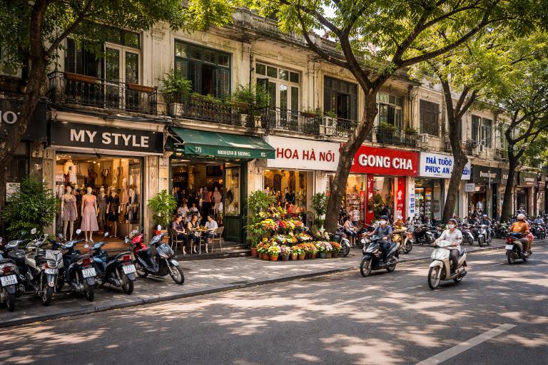 Mặt phố kinh doanh đa dạng đường lớn thuận tiện di chuyển