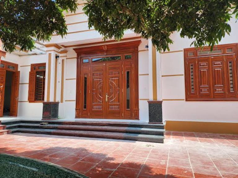 Khi cửa chính khó đổi, xoay điểm chạm năng lượng sẽ hiệu quả và ít tốn kém hơn