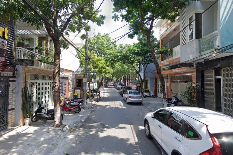 Nhà mặt phố khu sầm uất nhưng không ồn ào