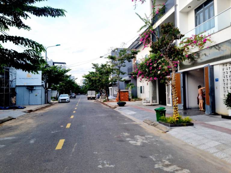 Nhà ở khu thoáng gió nhưng nắng hướng Tây khá gay gắt vào buổi chiều