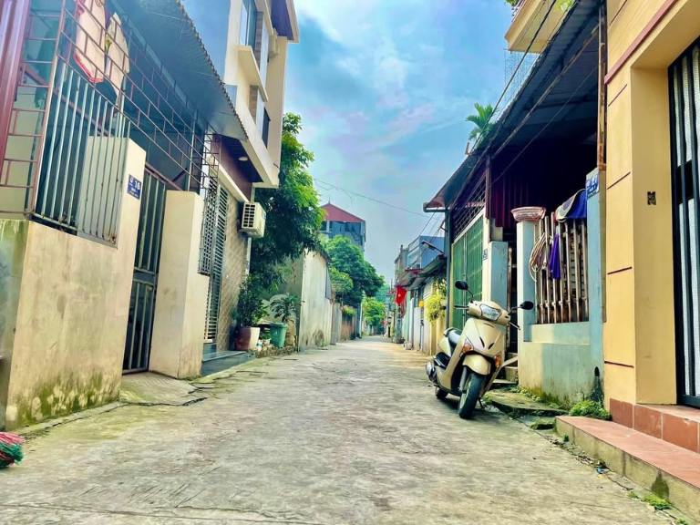 Ngõ dân cư yên tĩnh với nhà ở hai bên, lối đi sạch sẽ,