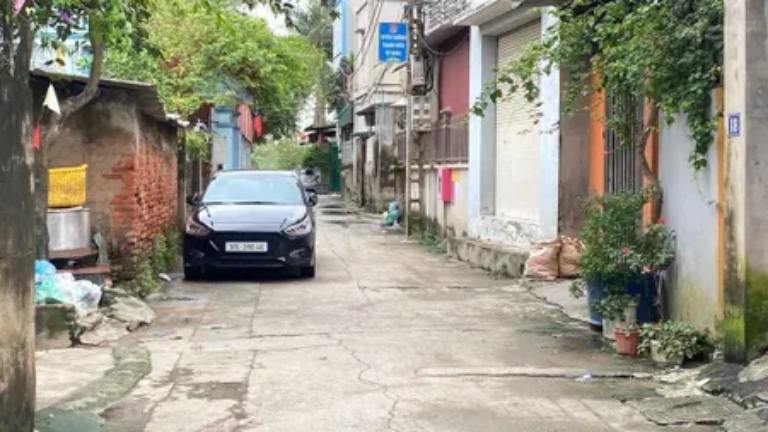 Ngõ nhà dân cư nhỏ trong làng hoặc khu nhà lâu năm