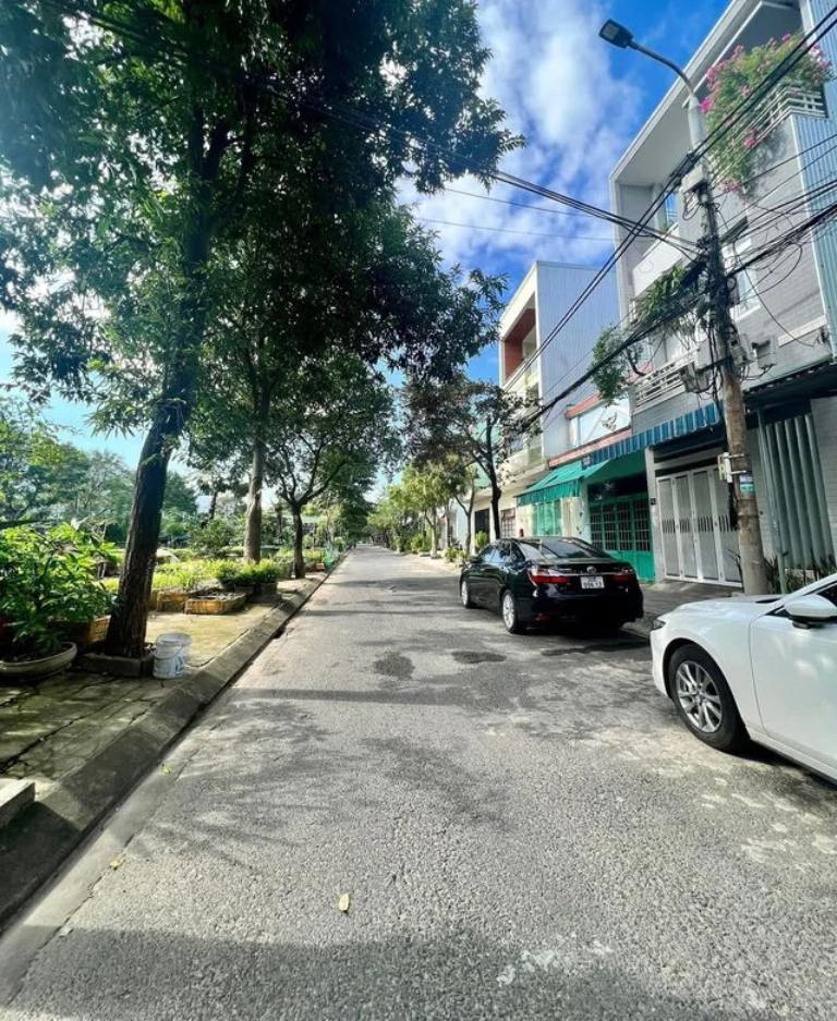 Tuyến phố ven hồ Tây yên tĩnh, đường rộng, nhiều cây xanh