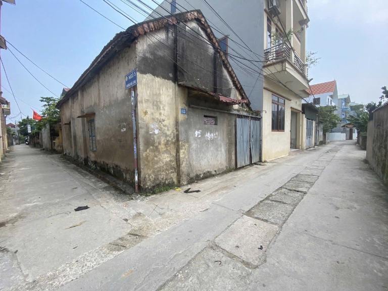 Nhà cấp 4 tại vị trí góc ngõ, mặt tiền thoáng