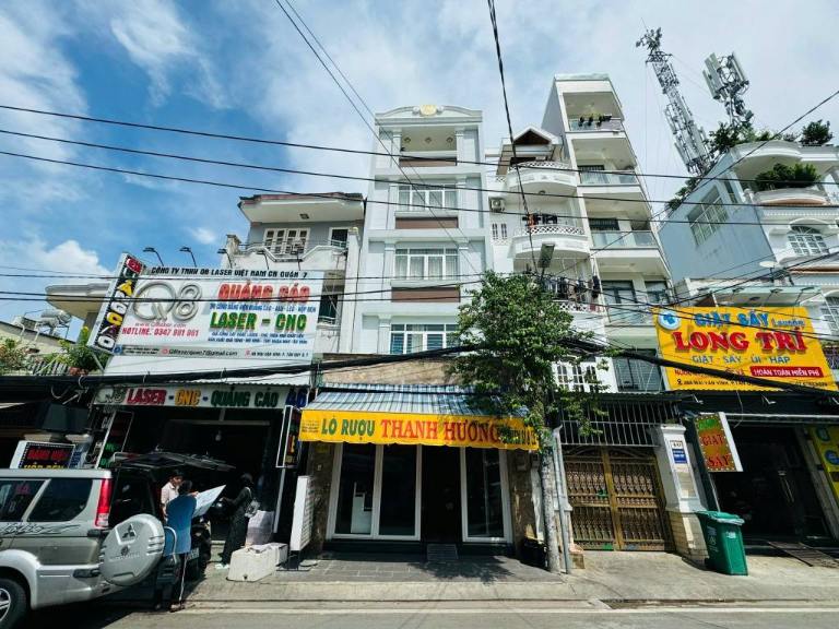 Nhà có thang máy ngay mặt phố có thể kinh doanh được