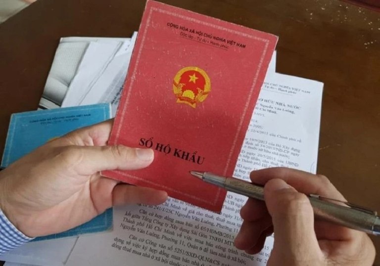 Nhà đã bán nhưng vẫn còn sổ hộ khẩu có sao không